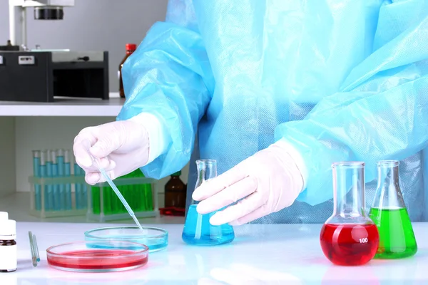 Cientista realizando pesquisa em laboratório de perto — Fotografia de Stock