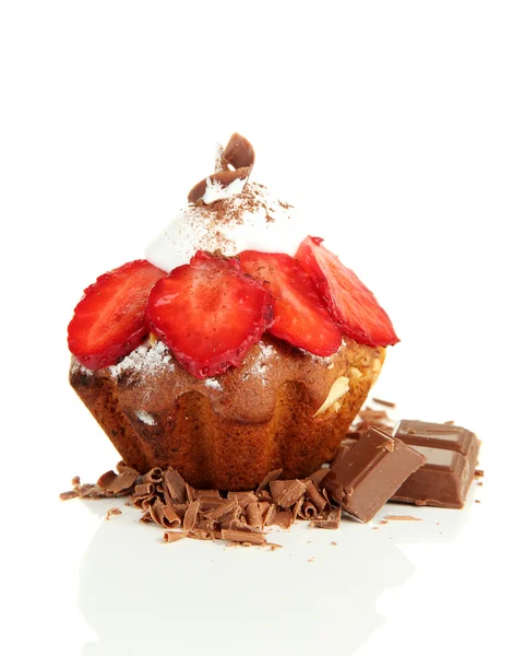 Вкусный кекс с клубникой и шоколадом, изолированный на белом — стоковое фото
