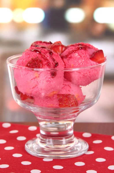 Delicioso helado en la mesa en la cafetería — Foto de Stock