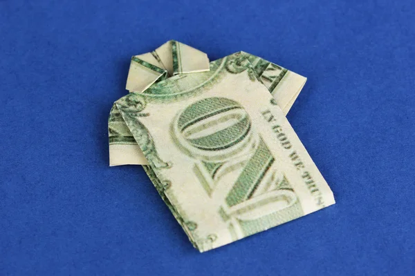 Dollarn viks till skjorta på blå bakgrund — Stockfoto