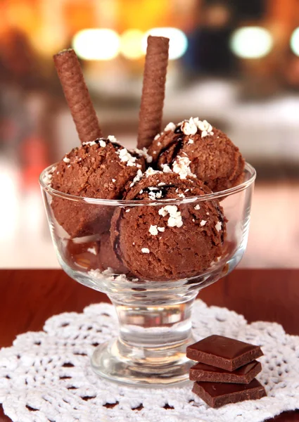 Delicioso helado en la mesa en la cafetería —  Fotos de Stock