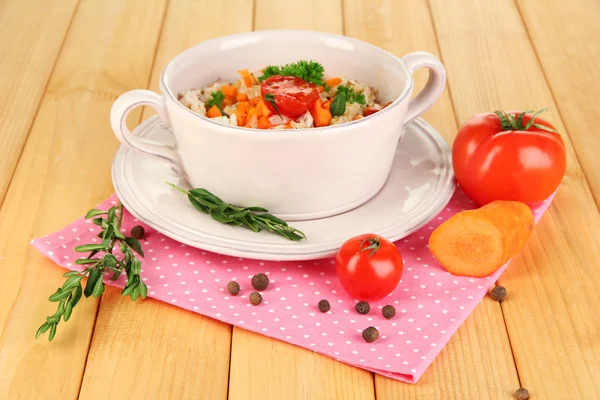 Sebze ve otlar üzerinde ahşap masa yakın çekim tencerede lezzetli pirinç — Stok fotoğraf