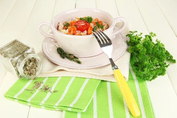 Arroz delicioso com legumes e ervas em panela na mesa de madeira close-up — Fotografia de Stock