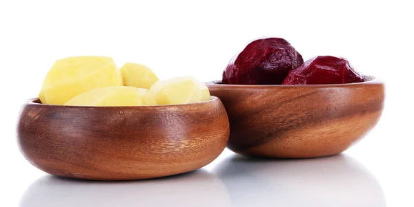 Verduras peladas en cuencos de madera aisladas en blanco — Foto de Stock