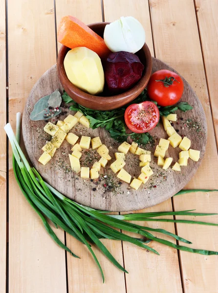 Composición de las verduras en el plato —  Fotos de Stock