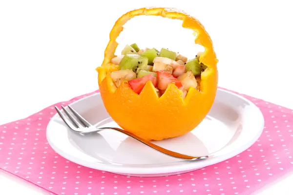 Фруктовый салат в выдолбленном апельсине изолирован на белом — стоковое фото