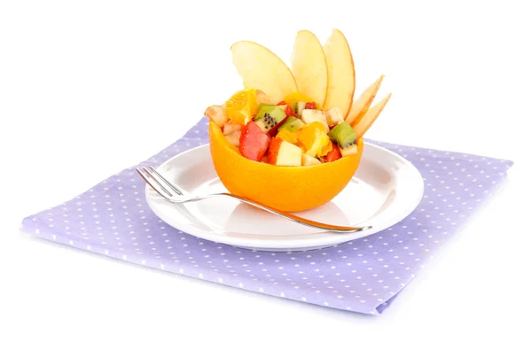 Ensalada de frutas en naranja ahuecada aislada sobre blanco —  Fotos de Stock