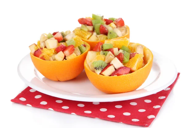 Obstsalat in ausgehöhlter Orange isoliert auf Weiß — Stockfoto