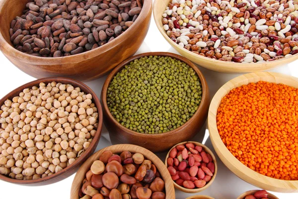 Různé druhy fazolí v miskách detail — Stock fotografie