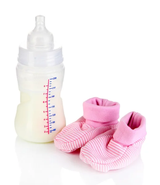 Bottiglia per latte in formula con stivaletti isolati su bianco — Foto Stock