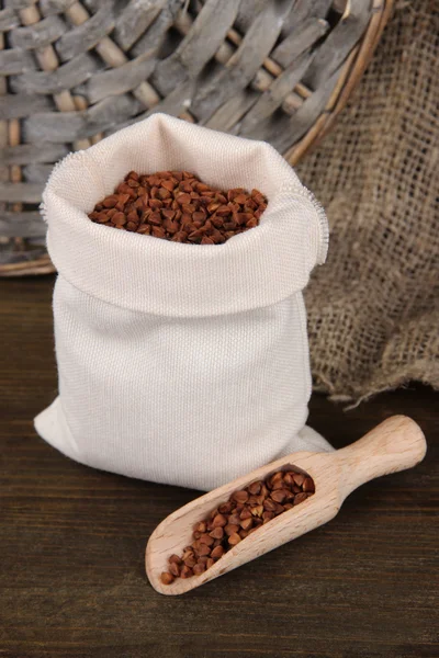 Cereale în sac pe fundal din lemn — Fotografie, imagine de stoc