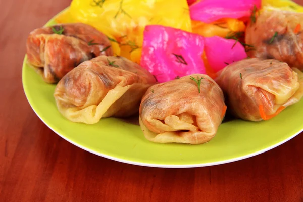 Rollos de col rellenos en primer plano de la mesa —  Fotos de Stock