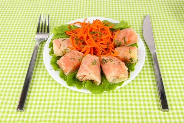 Gevulde kool rollen op tafel — Stockfoto