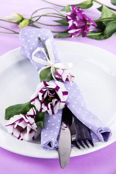 Assiette servie avec serviette et fleurs close-up — Photo