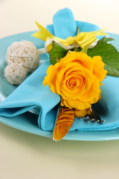 Geserveerd plaat met servet en bloemen close-up — Stockfoto