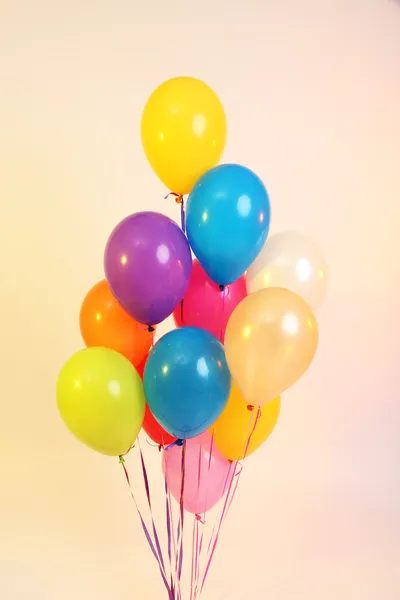 Muitos balões brilhantes no fundo laranja — Fotografia de Stock