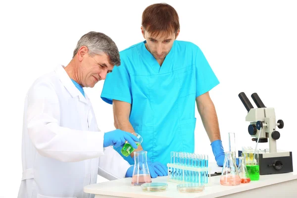 Médico e avaliador durante a pesquisa isolada em branco — Fotografia de Stock