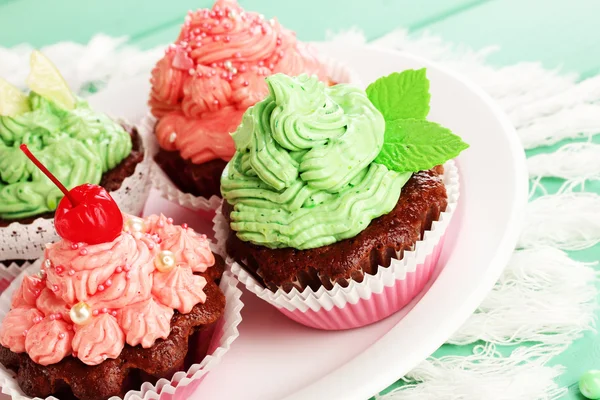 Deliciosos belos cupcakes na mesa de jantar close-up — Fotografia de Stock