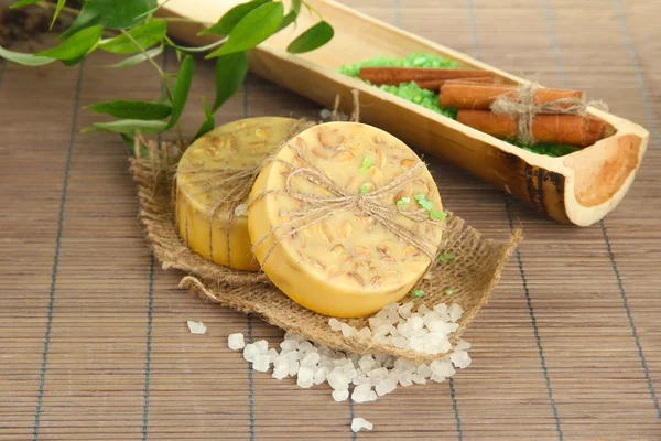 Ręcznie robione mydło i sól morska na mat bambusowych szary — Zdjęcie stockowe