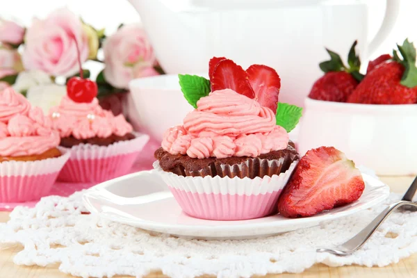 Hermosos cupcakes de fresa en la mesa de comedor de cerca —  Fotos de Stock