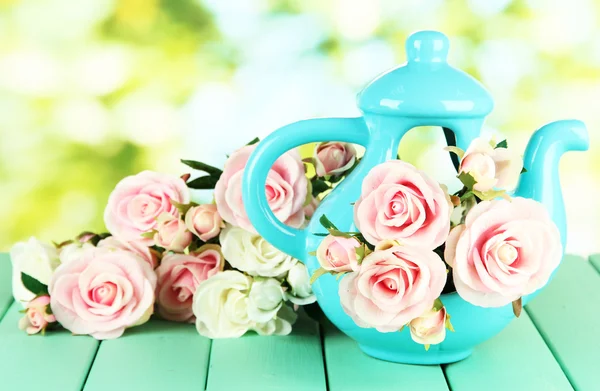 Vaso con fiori su un tavolo di legno sullo sfondo della natura — Foto Stock
