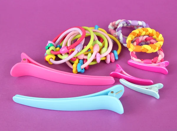 Scrunchies, hairbrush and hair - clip on a pink background — Stock Photo, Image