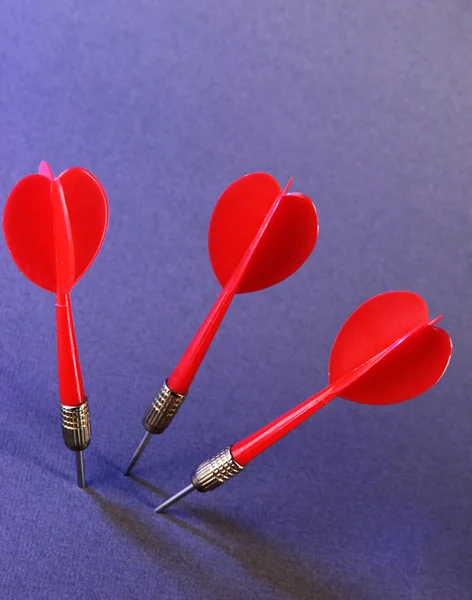 Darts auf lila Hintergrund — Stockfoto