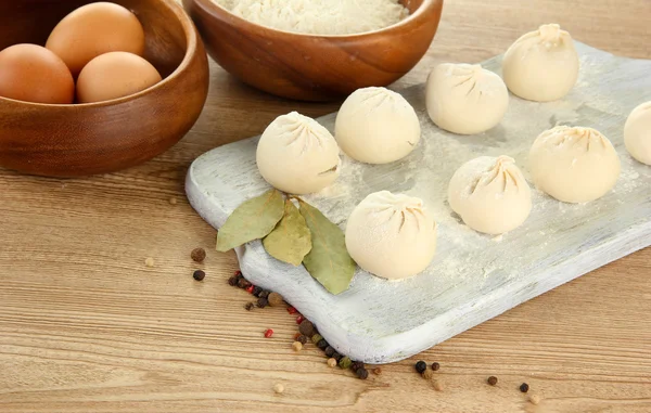 Rå dumplings, ingredienser och degen, på träbord — Stockfoto