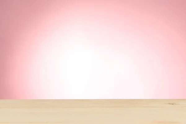 Mesa de madera sobre fondo rosa claro — Foto de Stock