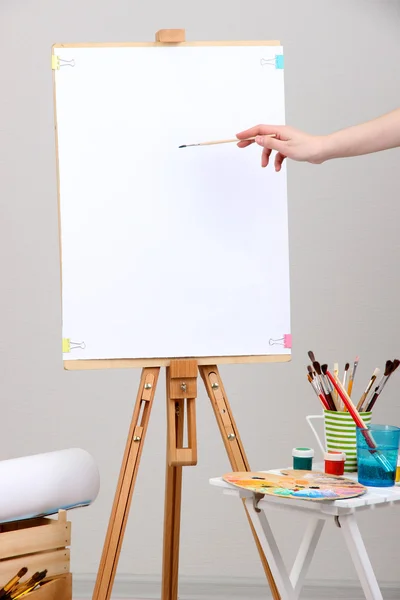 Drawing paint on lean white sheet in room — Stock Photo, Image