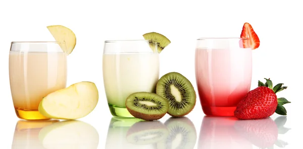 Deliciosos yogures con frutas en vasos aislados en blanco —  Fotos de Stock