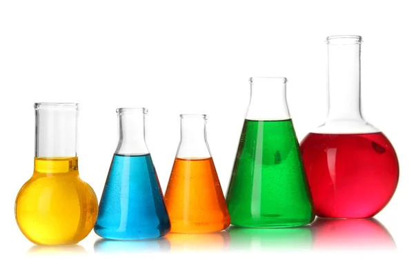 Reageerbuisjes met kleurrijke vloeistoffen geïsoleerd op wit — Stockfoto