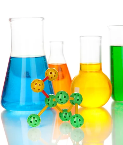 Modello molecolare e provette con liquidi colorati isolati su bianco — Foto Stock