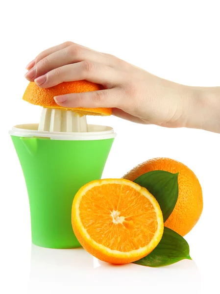 Подготовка свежевыжатого апельсинового сока с соковыжималкой, изолированного на белом — стоковое фото