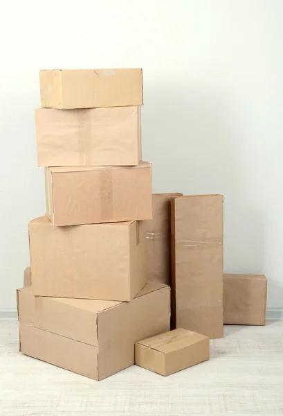 Cajas de cartón diferentes en la habitación — Foto de Stock