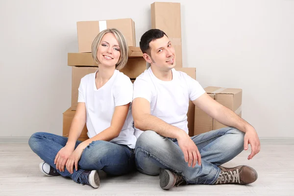 Pareja joven mudándose en casa nueva — Foto de Stock