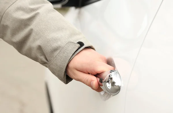 Man hand opening car door, close up — Stock Photo, Image