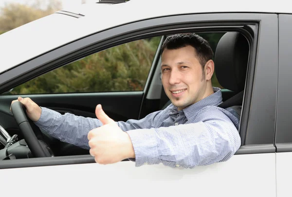 Portret van jonge man zittend in de auto — Stockfoto