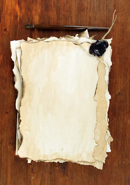 Vecchia penna di carta e inchiostro su sfondo di legno — Foto Stock