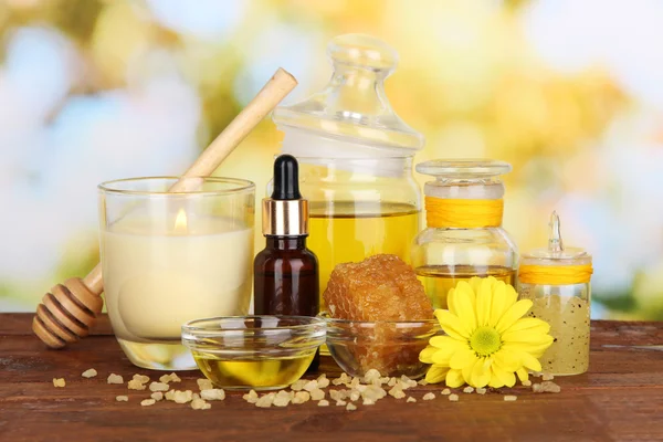 Spa de mel perfumado com óleos e mel na mesa de madeira em fundo natural — Fotografia de Stock