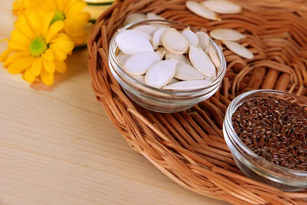 Användbara linolja och pumpafrön olja på träbord närbild — Stockfoto