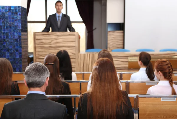 Homem de negócios está fazendo um discurso na sala de conferências — Fotografia de Stock