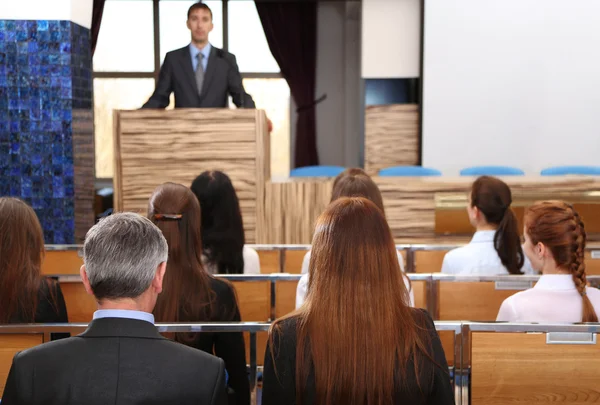 Un homme d'affaires prononce un discours dans une salle de conférence — Photo