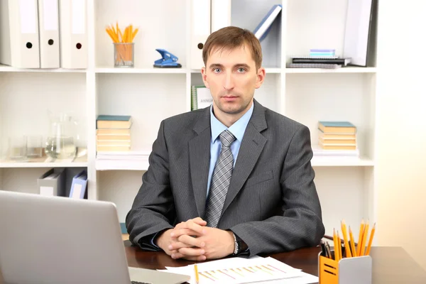 Mladý podnikatel v úřadu na jeho pracovišti — Stock fotografie