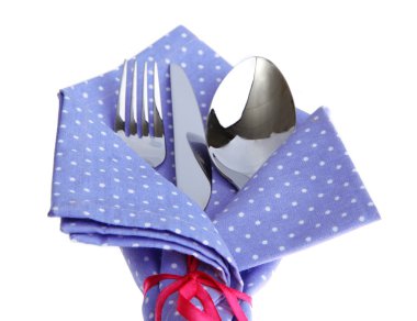 Çatal kaşık ve bıçak üzerinde beyaz izole peçeteye