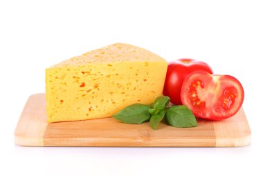 peynir, fesleğen ve kesme tahtası üzerinde beyaz izole üzerinde domates