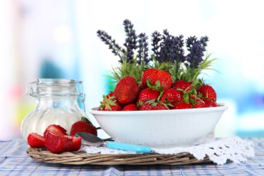 ahşap arka plan masaya çilek plaka hasır üzerinde durmak