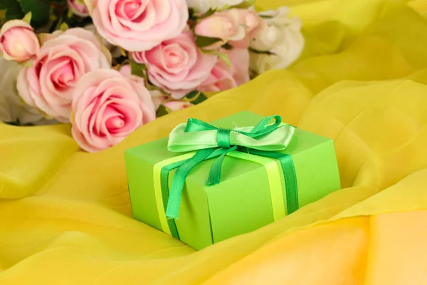 Mooi geschenk op bloemen achtergrond — Stockfoto