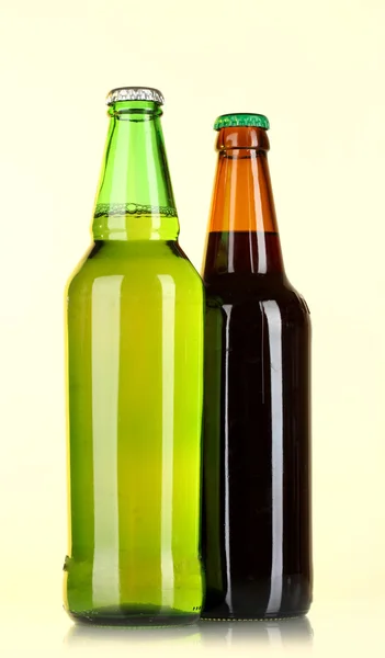 Lahve piva na světlé pozadí — Stock fotografie