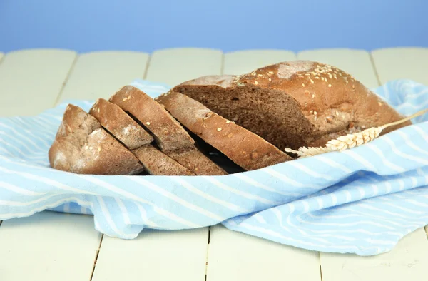 Gorące smaczny chleb, na drewnianym stole, na kolor tła — Zdjęcie stockowe